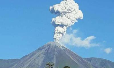 COLOSO. El volcán Reventador tuvo una erupción en 2002 que afectó a Quito, debido a la cantidad de ceniza. Foto: La Hora