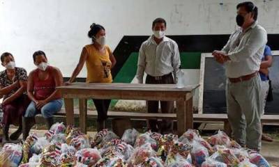 En Poroto Yaku, Orellana, los comuneros recibieron kits alimenticios y cartillas con información del covid-19. Foto: cortesía Cofenaie