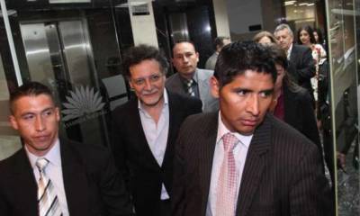 Pablo Celi, rodeado de guardaespaldas, fue a la Asamblea para ofrecer a José Serrano colaboración en la fiscalización. Foto: El Comercio