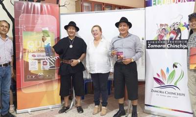 Mónica Rodríguez (centro) presentó la iniciativa. El prefecto de la provincia, Salvador Quishpe, vestido de negro, mostró los mapas. Foto: El Telégrafo