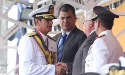 Ceremonia. El vicealmirante Santiago (i) saludó al presidente y al ministro de Defensa, Fernando Cordero. 