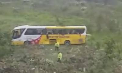 En la madrugada de este 29 de agosto del 2019 se registró un accidente de un bus interprovincial en la vía El Chaco - Lago Agrio. El vehículo se volcó de la carretera y cayó 50 metros a un terreno. Foto: El Comercio