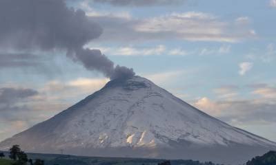 Tres columnas de vapor, gas y ceniza de entre 500 y 1.500 metros sobre el nivel del cráter emanó este martes el volcán Cotopaxi / Foto: EFE