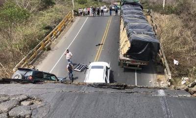 Tres heridos y tres vehículos atrapados en derrumbe de puente vial en Manabí