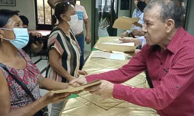 Pobladores de Chonta Punta, Pano y Arosemena Tola recibieron escrituras de predios rurales / Foto: cortesía Ministerio de Agricultura