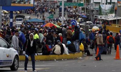 Migrantes venezolanos en el puente de Rumichaca. Foto: Expreso