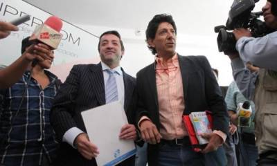 Xavier Bonilla (der) junto a su abogado, Ramiro García, ya acudieron a la Supercom en el 2014. Foto: Vicente Costales/ EL COMERCIO.