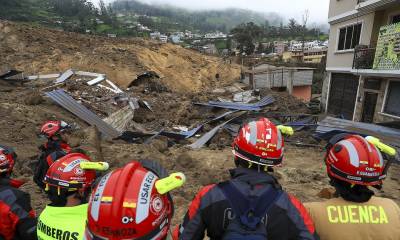 Bajo los restos del deslizamiento, que abarcó una superficie de 24,3 hectáreas quedan todavía por recuperar una treintena de personas / Foto: EFE