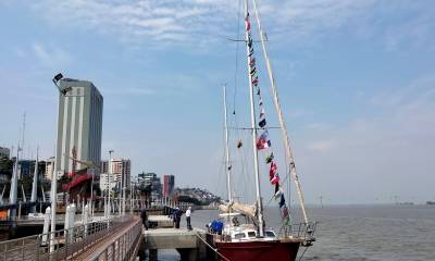 El velero que emula la Vuelta al Mundo de Magallanes-Elcano llegó a Guayaquil / Foto: EFE