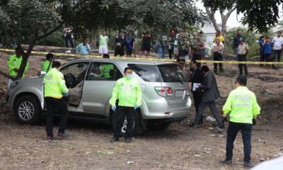 El vehículo en el que se trasladaba Carlos Karolys recibió 12 impactos de bala y quedó en el km 14 de la vía a Daule. Foto: El Comercio