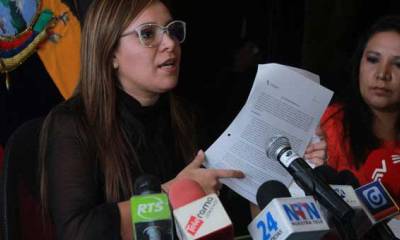 La ministra de Justicia, Ledy Zúñiga, exhibió los documentos del informe que presentó la Consultora Pericial. Foto: Isabel Valarezo El Comercio.