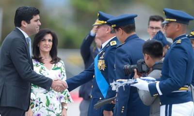 El comandante de la FAE, Mauricio Campuzano, saluda al vicepresidente Otto Sonnenholzner en la ceremonia.  Foto: El Telégrafo