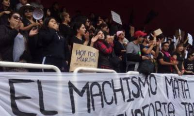 En Quito, la marcha convocada por activistas y personas en redes sociales con la etiqueta #TodasSomosMartha se congregó en la Tribuna de la av. De los Shyris y se trasladó a la Fiscalía. Foto: El Comercio