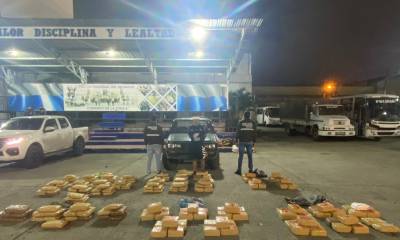 La policía indicó que la droga se halló en seis sacos de yute, que tenían 198 paquetes rectangulares, que estaban en el cajón de una camioneta/ Foto: cortesía Policía Nacional
