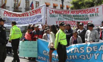 Pobladores del Pangui llegaron ayer a la Plaza Grande para pedir al Presidente la reactivación del proyecto minero. Foto: El Comercio