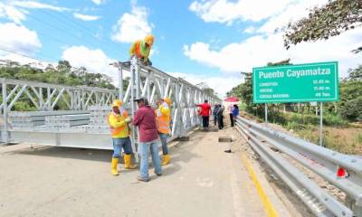 TRABAJO. Técnicos del MTOP instalar las planchas de metal para la apertura del puente. Foto: La Hora