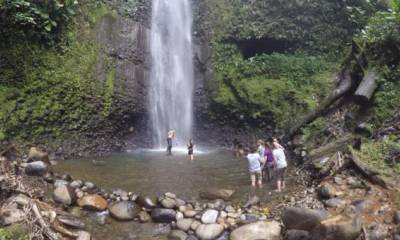 Los turistas extranjeros visitan las cascadas de la comunidad Shamasunchi. Foto: El Comercio