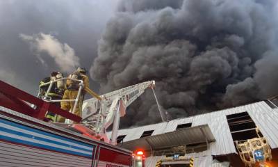 Más de medio millar de bomberos sofocaron incendio en Guayaquil / Foto EFE