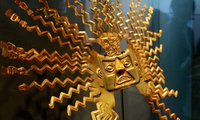 La pieza que da la bienvenida a los visitantes es el sol de oro de la cultura prehispánica Tolita, una máscara elaborada con ese preciado metal que representa al sol / Foto: EFE