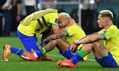 Entre lágrimas, desolada, sin hallar explicación a lo que le había sucedido, con sus jugadores en el suelo, la selección de Brasil lamentó otro fracaso / Foto: EFE