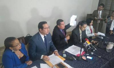 El abogado Hernán Ulloa (i) y exjueces denunciaron ayer, en Guayaquil, supuestas intromisiones en el sistema judicial.