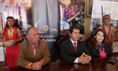 Guido Crespo, Saúl Cárdenas y María Angélica León, acompañados de dos shuar, en la rueda de prensa. Foto: El Mercurio