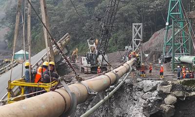 Con el apoyo del Cuerpo de Ingenieros del Ejército ecuatoriano, Petroecuador colocó una torre de soporte del sistema de oleoductos en la zona del puente sobre el río Marker / Foto: cortesía Petroecuador 