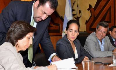 En 2013, María de los Ángeles D. (izq), Viviana B (derecha). y Walter S. firmaron un acuerdo por el dragado del río Guayas. Ahora los tres son indagados. Foto: El Telégrafo