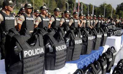 La Policía recibió 7.193 pistolas 9mm Glock y 18.787 chalecos blindados / Foto: cortesía Presidencia 