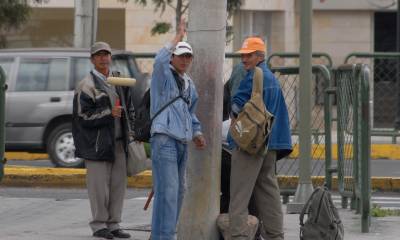 En el norte de Quito varias personas suelen tomarse las veredas y calles para buscar trabajos ocasionales. Foto: La Hora