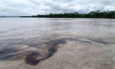 El petróleo se esparció por el río Coca, por lo cual está suspendido el servicio de agua en Francisco de Orellana. Foto: Cortesía
