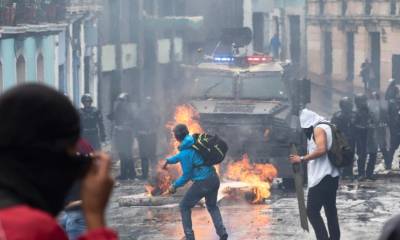 Manifestantes contra el plan de ajuste de Moreno chocan con la policía en las calles de Quito. Foto: Infobae