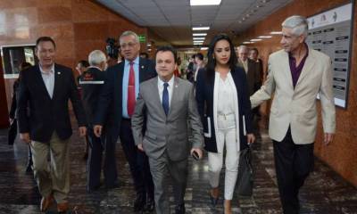 Denunciante. Los legisladores de CREO César Carrión, Fernando Flores, Esteban Bernal, Jeannine Cruz y Fernando Callejas, ayer, en la Asamblea. Foto: Expreso