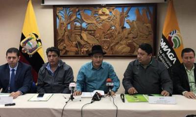 Los alcaldes Jorge Sarango (c) y César Castro (2 der) afirmaron que los recursos pendientes se requieren para obras públicas. Foto: El Comercio