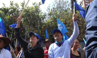  Yaku Pérez (derecha), prefecto de Azuay, presentó al CC (en Quito) la solicitud de consulta popular antiminera. (Foto: La Hora)