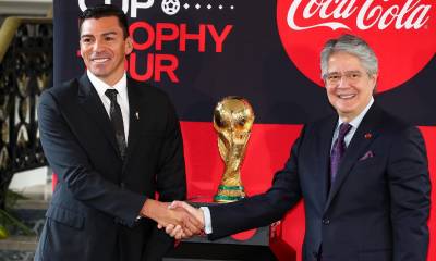 Lasso auguró que la presencia de la Copa en Quito sea un hecho premonitor de lo que pueda ofrecer la selección nacional desde el partido inaugural  / EFE