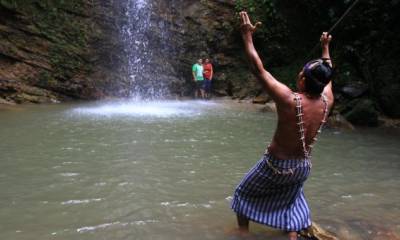 Ceremonias bajo las cascadas de Kintia Panki. En la creencia shuar, el agua es la representación de la fuerza del dios Arutam. Foto:  El Comercio