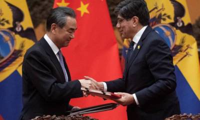 El ministro chino de Exteriores, Wang Yi (i), firma un acuerdo con su homólogo de Ecuador, José Valencia (d), en el Gran Palacio del Pueblo en Pekín. Foto: Expreso