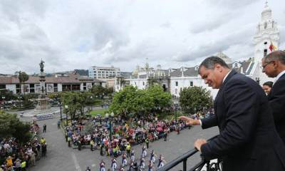 APOYO. Rafael Correa, junto al vicepresidente Jorge Glas, el lunes en el cambiod e guardia en Carondelet.