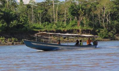 El viaje al Yasuní comienza en lancha desde El Coca por el majestuoso Río Napo.