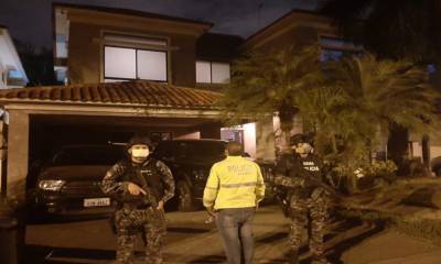 Miembros de la Policía y de la Fiscalía durante el allanamiento en la casa del exgerente de Seguros Sucre, el 20 de mayo de 2020. - Foto: Cortesía
