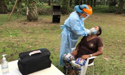  Una médica del Ministerio de Salud toma la muestra de una mujer siekopai para conocer si es portadora del coronavirus. - Foto: cortesía Amazon Frontlines
