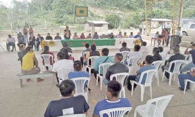 APOYO. Autoridades entregaron la ayuda humanitaria a los líderes de las comunidades Shuar. Foto: La Hora