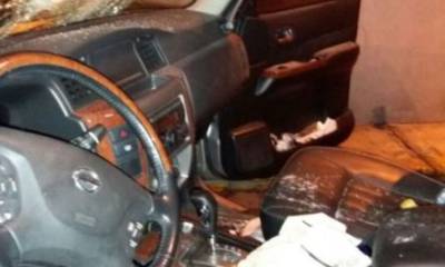 Foto del interior del auto de Andrés Páez, difundida en su cuenta de Twitter, la madrugada del 8 de abril de 2017. Foto: La República
