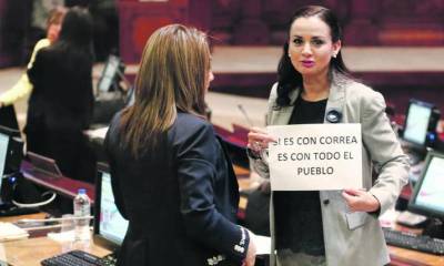 Protesta. Los correístas llevaron su queja a la Asamblea. En la foto, la guayaquileña Marcela Aguiñaga. Foto: Expreso