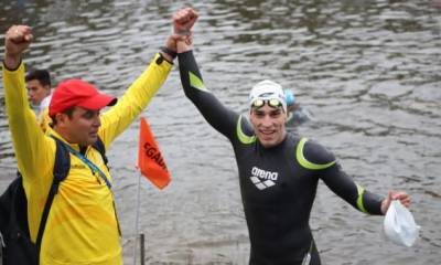 El nadador ecuatoriano Esteban Enderica celebra tras conseguir la medalla de oro en los Panamericanos de Lima 2019. Foto: El Comercio