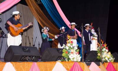 MÚSICA. Los participantes cantaron acompañados de las melodías provenientes de instrumentos musicales. Foto: La Hora