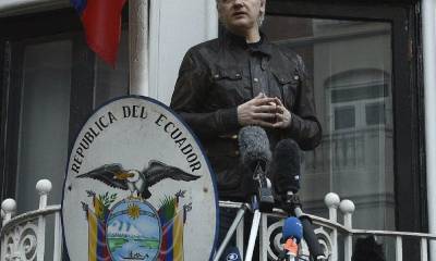 Assange, durante su aparición en el balcón de la Embajada. Foto: La Hora