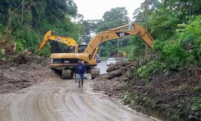 Sectores Pasohurco y 10 de Agosto de la vía a Loreto – Tena se presentaron deslizamientos de tierra que dejaron parcialmente habilitada a esta arteria vial. Foto: El Comercio