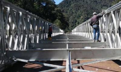 Imagen del puente que colocan cerca de Papallacta, sobre el río Guango. Foto: El Comercio